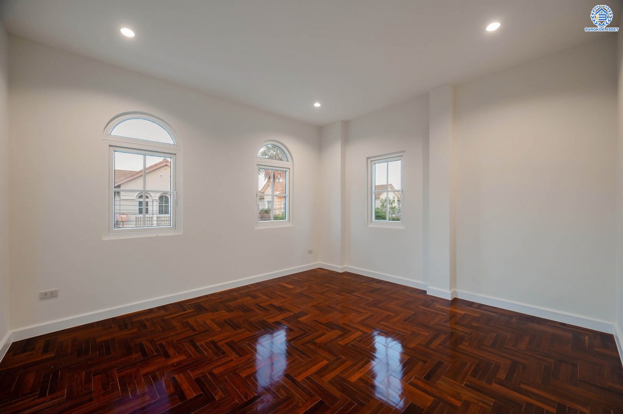 บ้านมือสองตกแต่งใหม่ โครงการ นราวดี  วงแหวน-พระราม5 เนื้อที่กว้าง 58.5 ตร.ว. พื้นที่ใช้สอย 157.3 ตร.ม. ฟังก์ชัน 4  ห้องนอน (ห้องนอนชั้นล่าง 1 ห้อง) 4 ห้องน้ำ 2 ที่จอดรถ บนทำเลติดถนนนครอินทร์ เดินทางง่าย เชื่อมต่อถนนกาญจนาภิเษก, ถนนนครอินทร์, ถนนราชพฤกษ์, ถนนพระราม5 ใกล้จุดขึ้นทางด่วน "ศรีรัช"